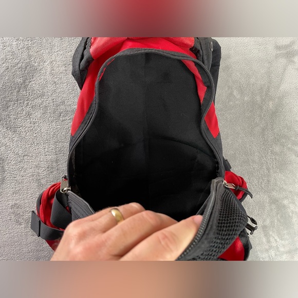 Vintage Oakley Icon Backpack Red Black Bag Nylon •One Side Pocket Zipper Issue• - Picture 9 of 16